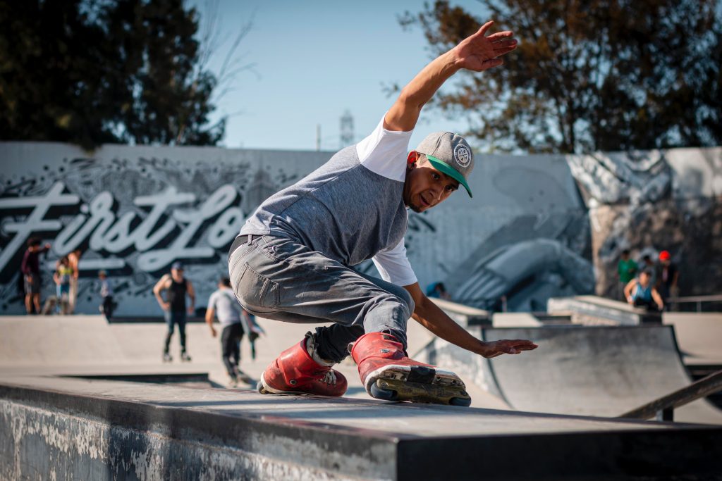 patines para agresivo. patinador haciendo trucos sobre un muro.