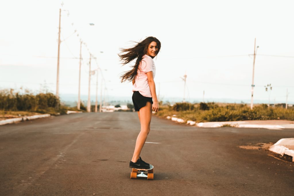 skateboard. Chica patinando.