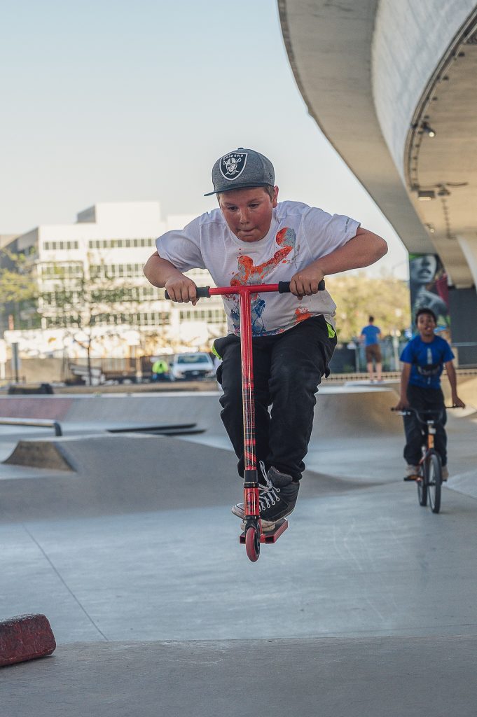 niño saltando con un patinete tradicional bmx