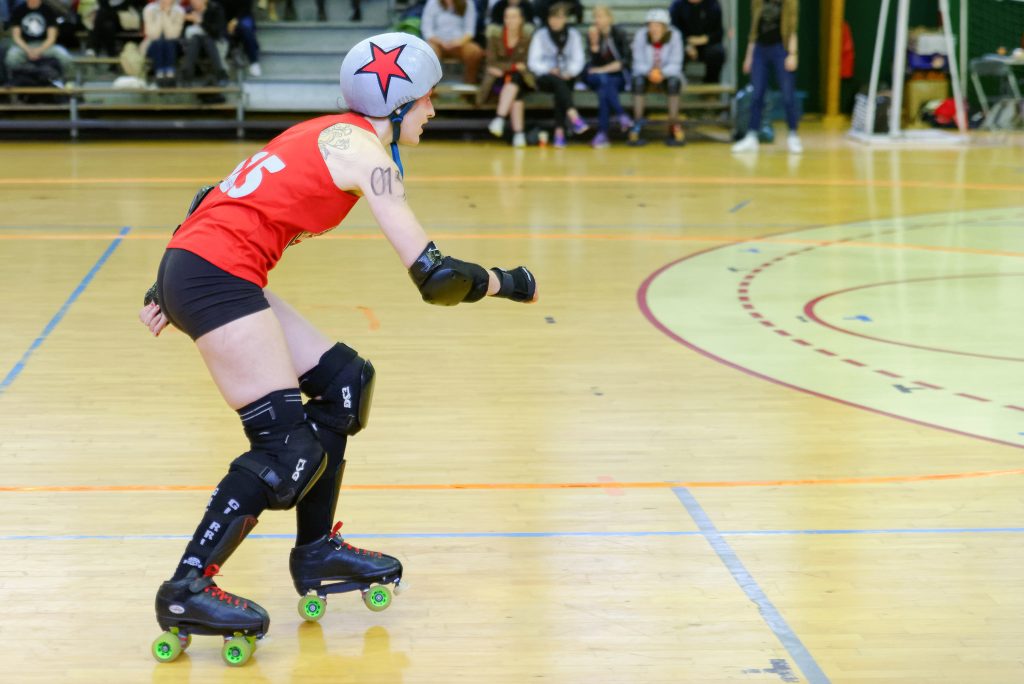 ROLLER DERBY: TODO LO QUE NECESITAS SABER SOBRE ESTE DEPORTE. jugadora participando en el juego